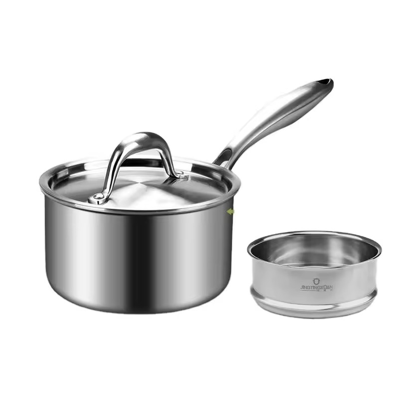 Kleine Babynahrungsergänzung, Antihaft-Kochnudeln, Instant-Nudeln, heißer hausgemachter Suppentopf mit gekochter Milch